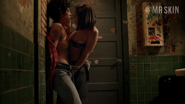 Here Are Hot GIFs from the Show Vida for Your Hump Day